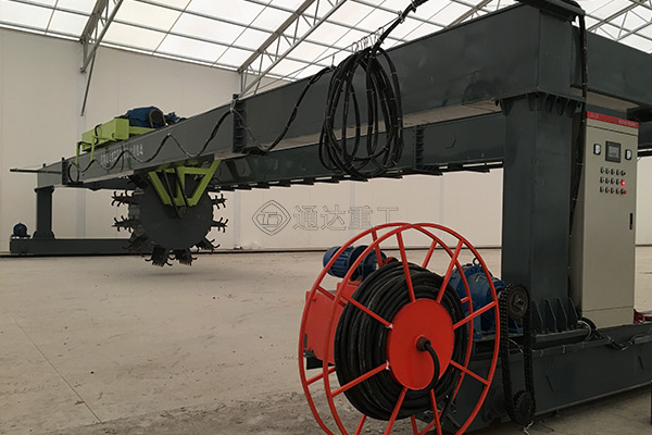 單液壓污泥發(fā)酵輪盤(pán)翻堆機(jī)廠家直銷(xiāo)