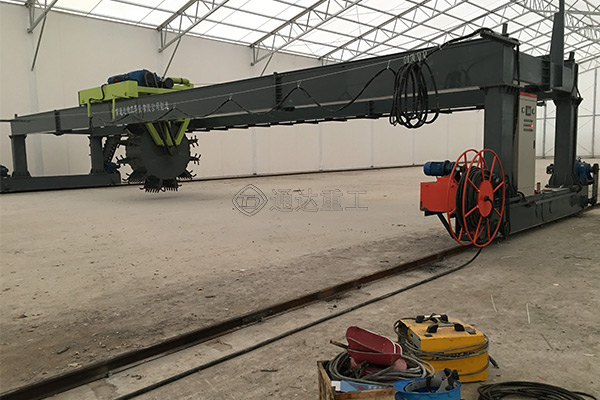 葉輪翻堆機(jī)跨度18米，輪盤(pán)可行走適合大型有機(jī)肥加工廠使用